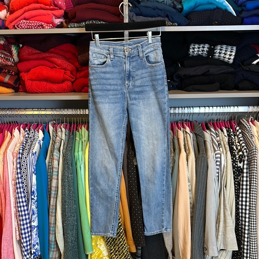 BDG girlfriend cut blue jeans size 26